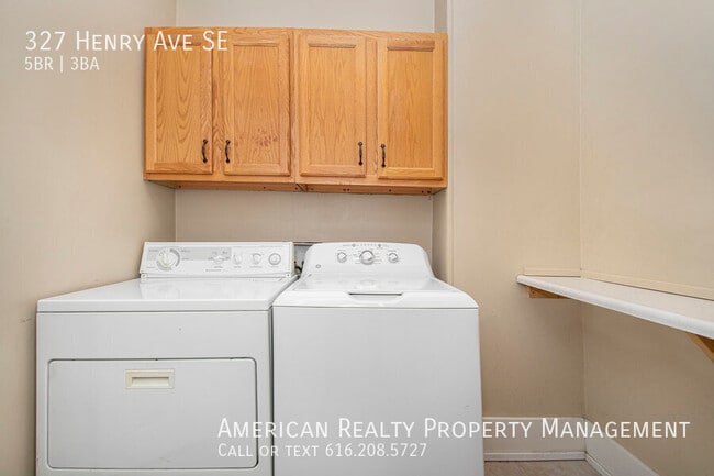 Building Photo - 327 Henry Ave SE