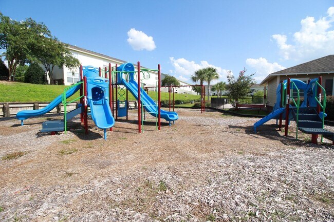 Building Photo - 718 Majestic Dr