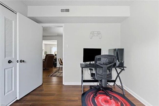 Building Photo - Updated 3BR Townhome — Assigned Parking, HOA Included, Military Welcome. Move in by March 31st an...