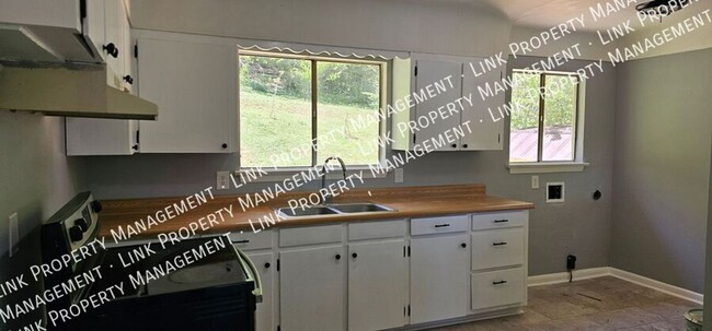 Building Photo - Fresh Painted 3 BR 1.5 BA in Red Bank for ...