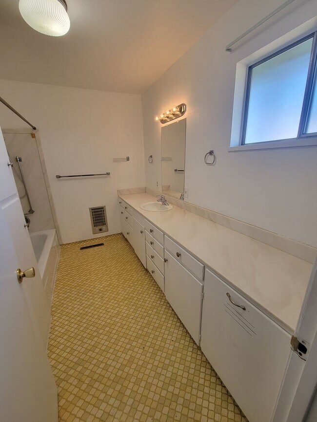 Building Photo - Spacious 3/2 Home Located in the Stanmar c...