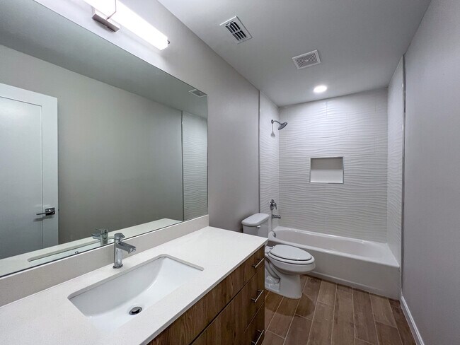 Building Photo - 1400 E Iris Ave