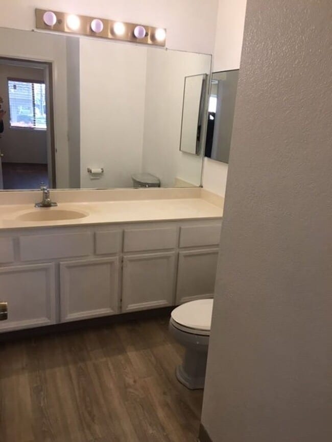 Building Photo - First Floor condo perfectly situated for public transportation