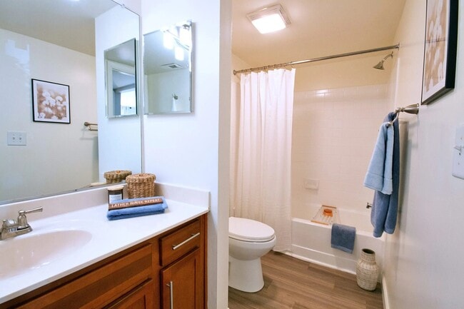 Building Photo - 4105 Chesapeake Dr