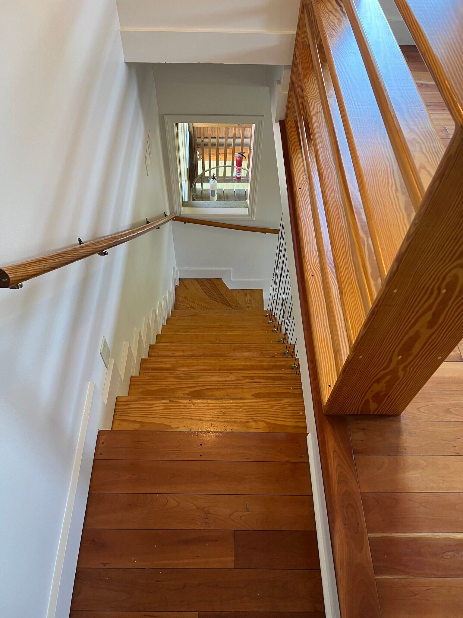 Building Photo - 196 Pine St