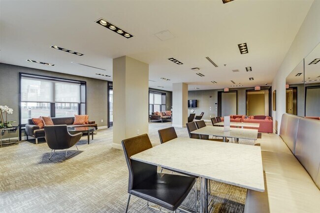 Building Photo - 102 Christopher Columbus Dr