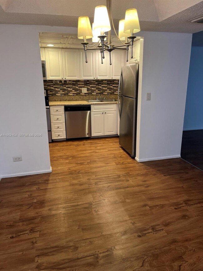 Building Photo - 3660 Inverrary Dr