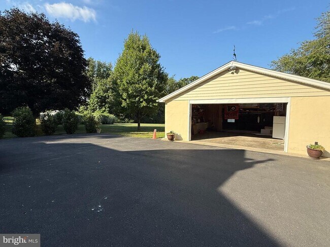Building Photo - 29 S New Middletown Rd