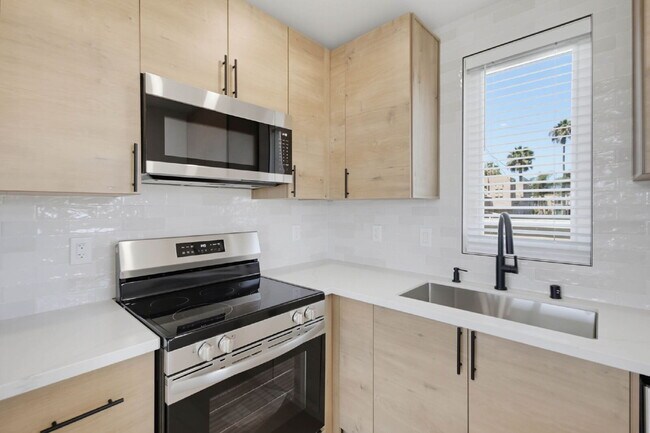 Building Photo - Breathtaking Bay Views & Large Private Deck - Walking Distance To Mission Bay