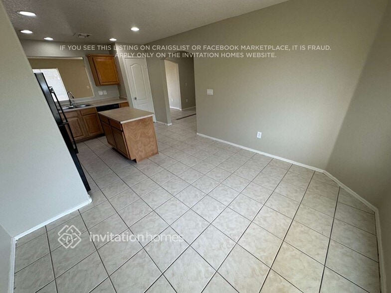 Building Photo - 2527 E Wier Ave