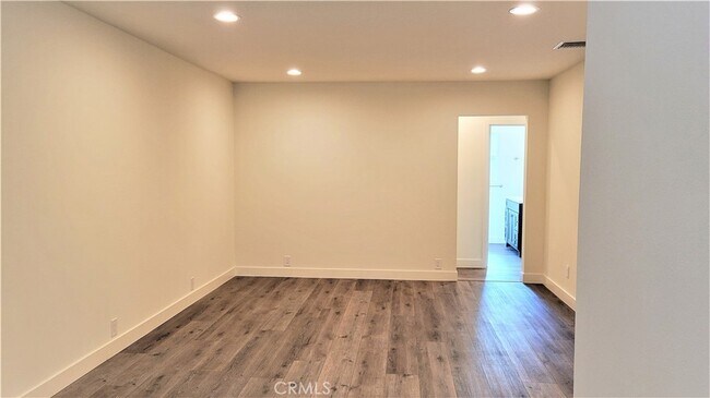 Building Photo - 6452 Balboa Blvd