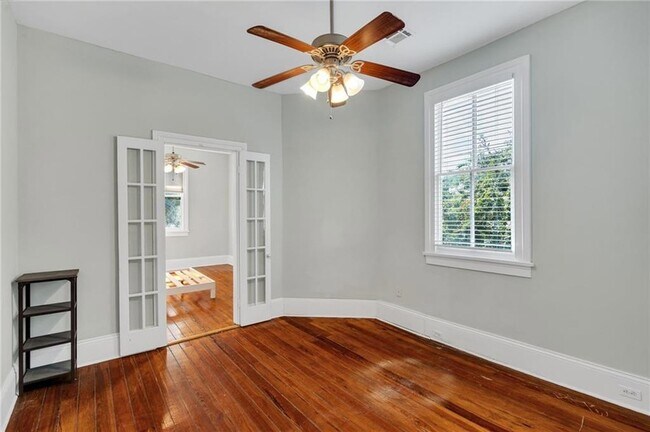 Building Photo - 5705 Prytania St