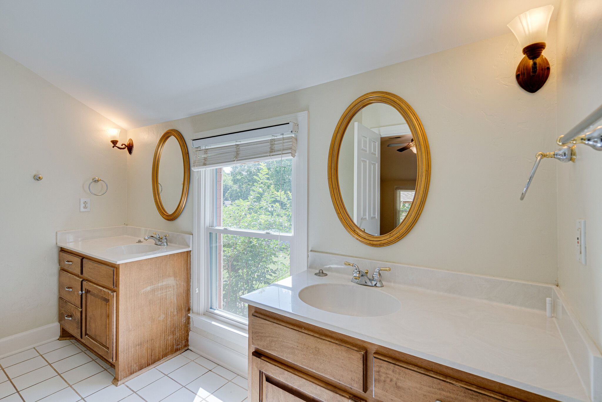 Master bathroom - 4020 General Bate Dr