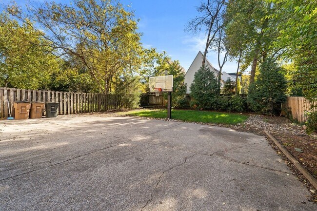 Building Photo - 2019 Overhill Dr