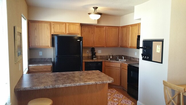 Building Photo - 1 bedroom, 1 bath apartment close to UIHC,...