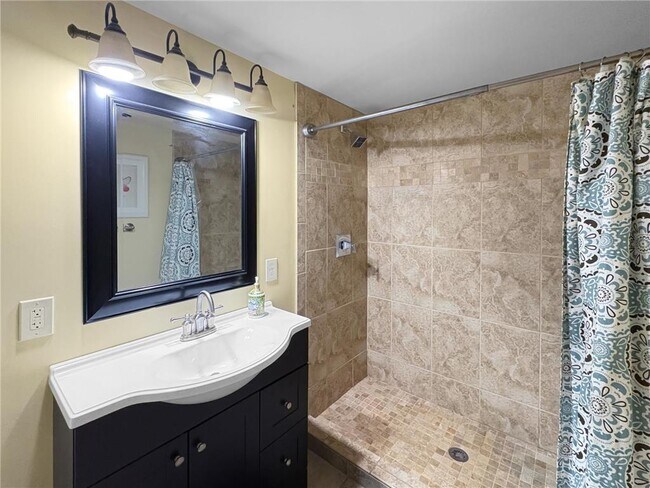 Building Photo - 4407 Curve Ave