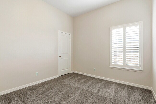 Building Photo - 925 Louisiana Downs Ave