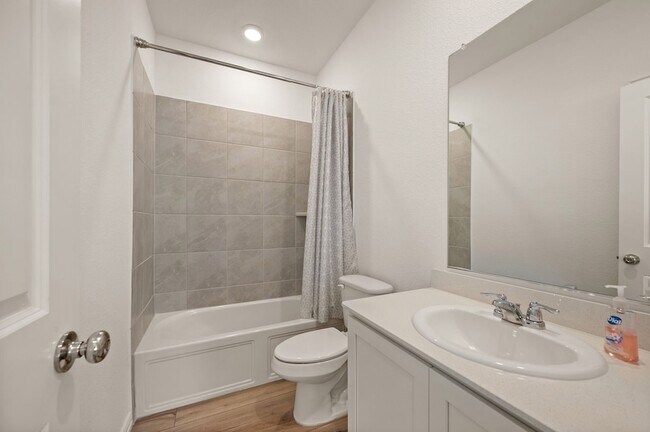 Building Photo - 1216 W Yarrow Ave