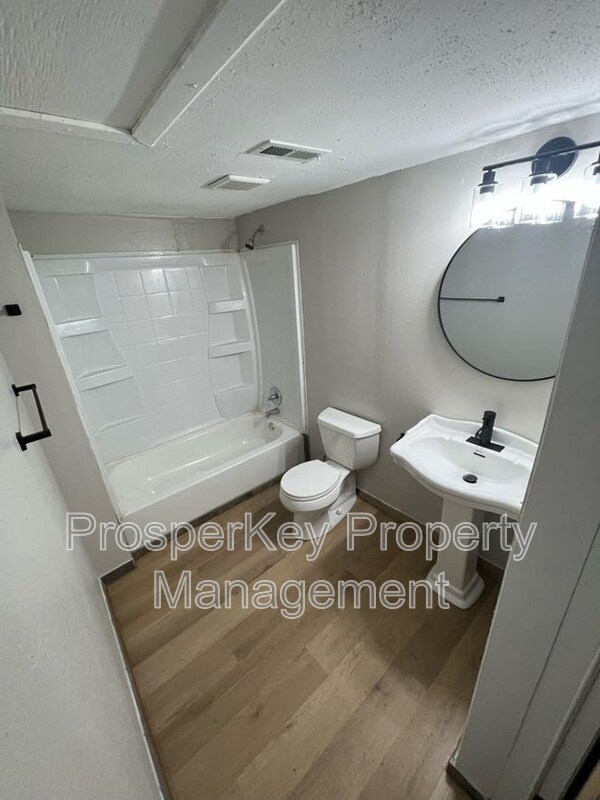 Building Photo - 945 Celia Dr