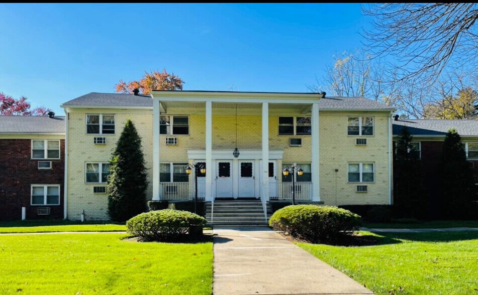 Front of the building - 79 Regency Park