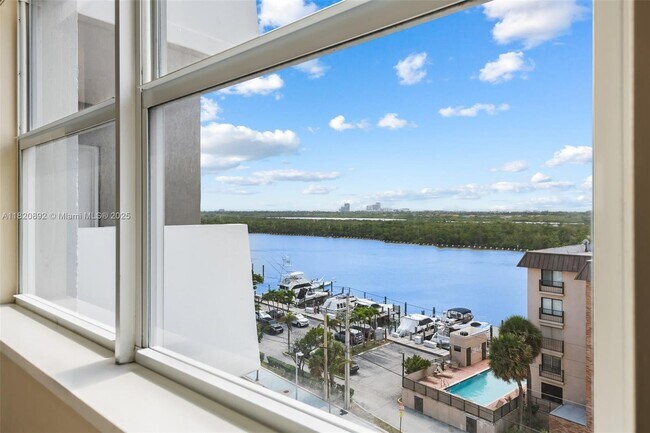 Building Photo - 3111 N Ocean Dr