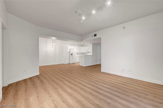 Building Photo - 2291 W Horizon Ridge Pkwy