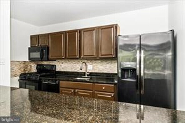 Building Photo - TOP FLOOR CONDO WITH QUIET VIEW
