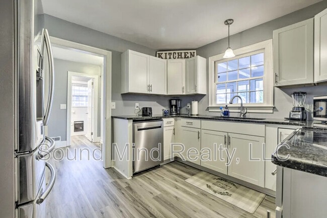 Building Photo - 144 Parkwood Cir