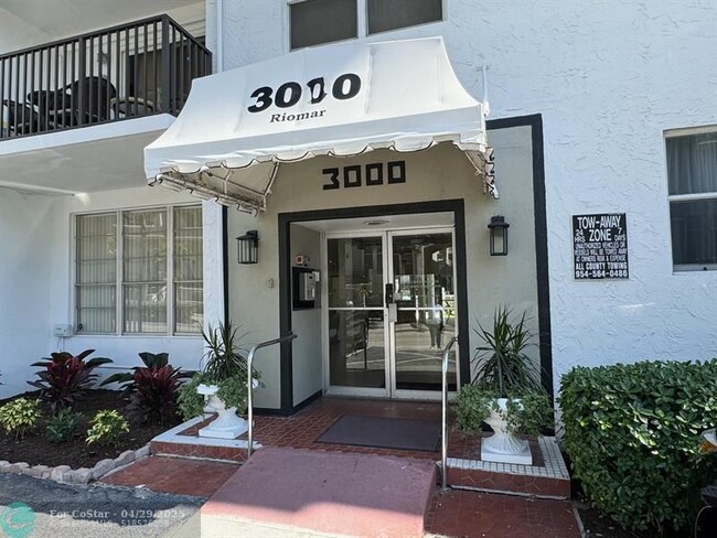 Building Photo - 3000 Riomar St