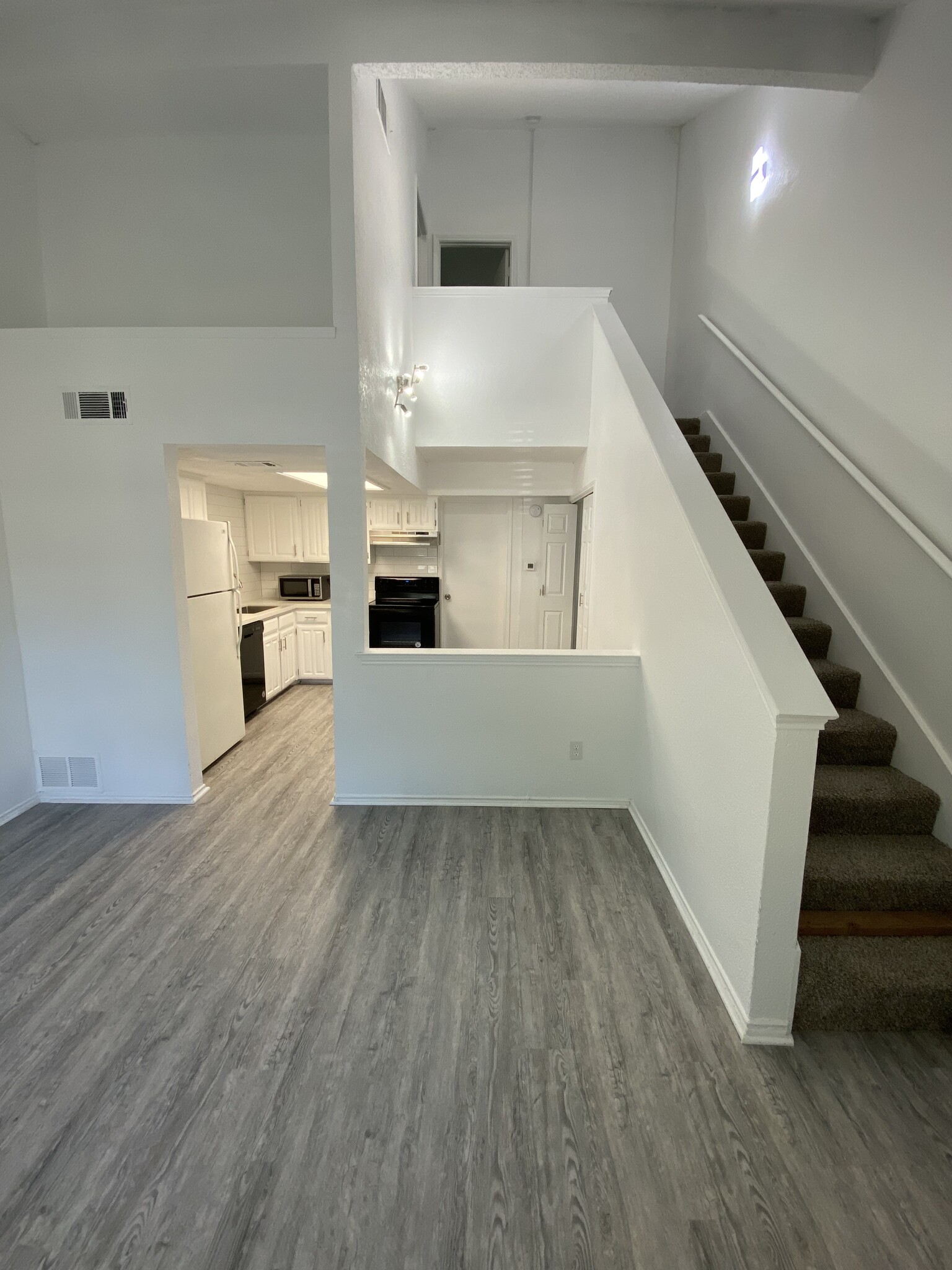 Building Photo - 311 Kings Way Dr