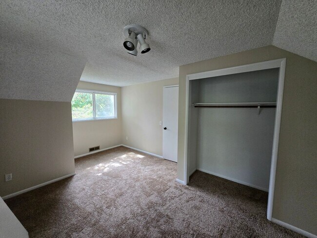 Building Photo - Terrific home, Large Yard, Quiet Street