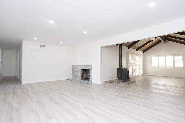 Building Photo - Beautifully Remodeled 3 Bedroom, 2 Bathroo...