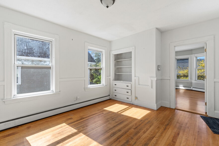 Building Photo - 174 Bartlett St