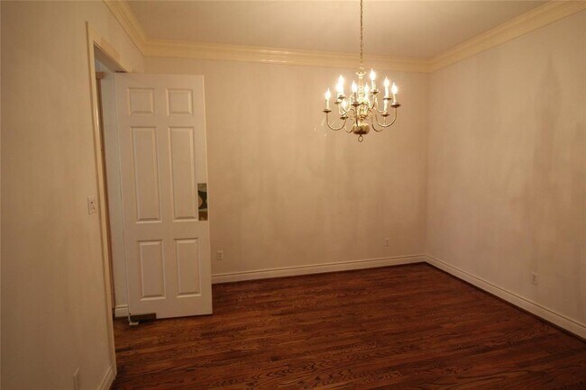 Building Photo - 1816 Devonshire Crescent