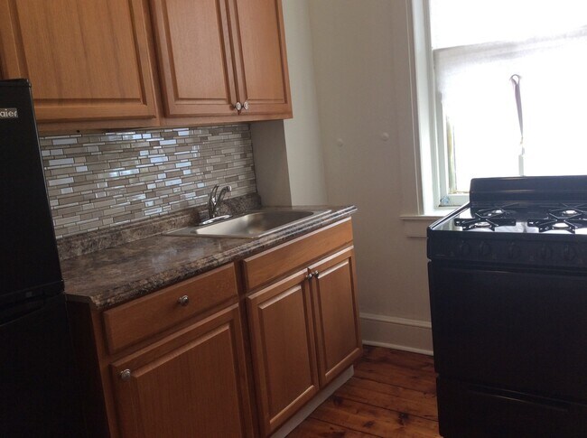 Building Photo - 2nd floor Apartment Steps From Central Market and Downtown Amenities!