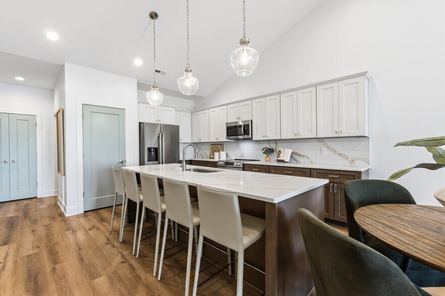 Building Photo - 27505 Hernon St