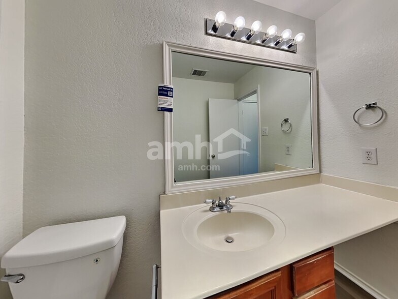 Building Photo - 825 Barrel Point