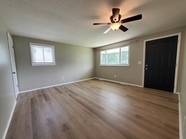 Building Photo - 3760 Ardath Rd