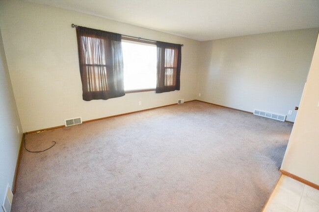 Building Photo - Ranch style apartment in duplex with finished basement space!