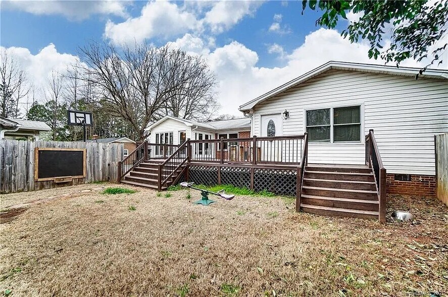 Building Photo - 10700 Forest Dr