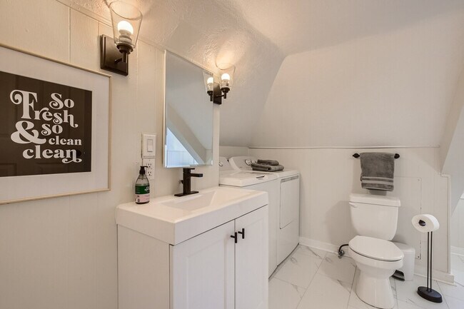 Building Photo - 1244 York St