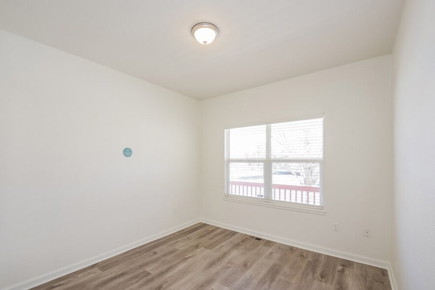 Building Photo - 11821 Elm Dr