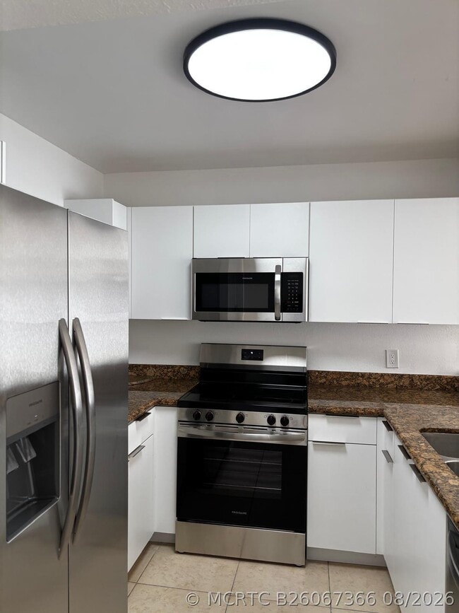 Building Photo - 1515 Lake Crystal Dr