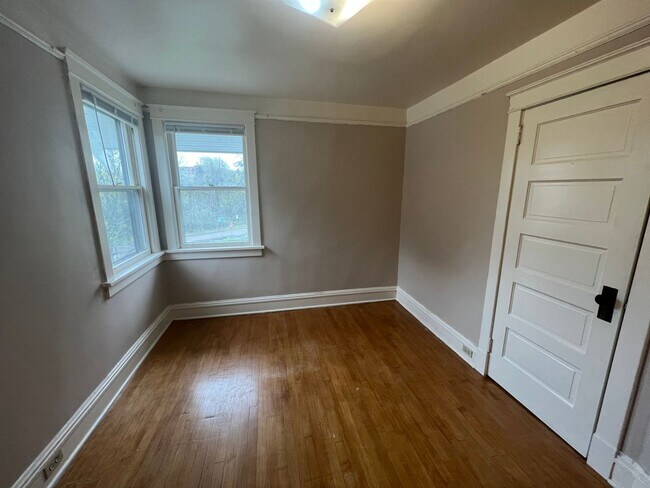 Building Photo - AVAILABLE JUNE - 3 BED 1 BATH NEAR CAMPUS