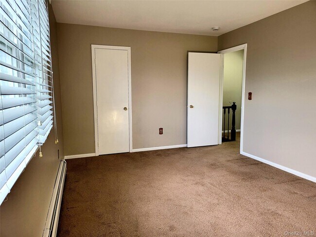 Building Photo - 6 Maple Ave