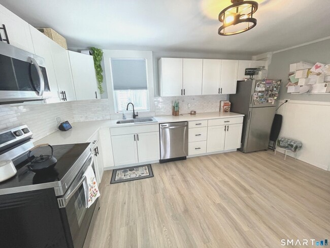 Building Photo - 194 School St