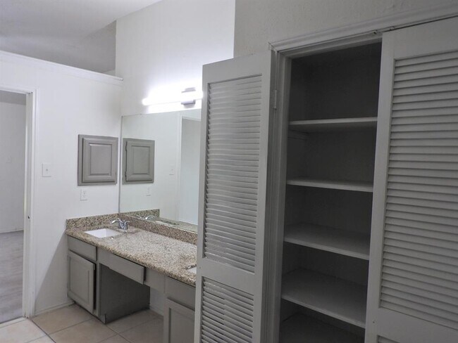 Building Photo - 2107 Creekshire Dr