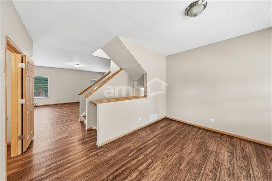 Building Photo - 204 Winding Trl
