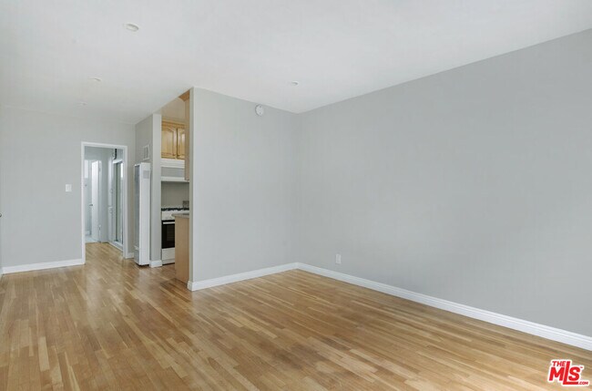 Building Photo - 925 N Curson Ave