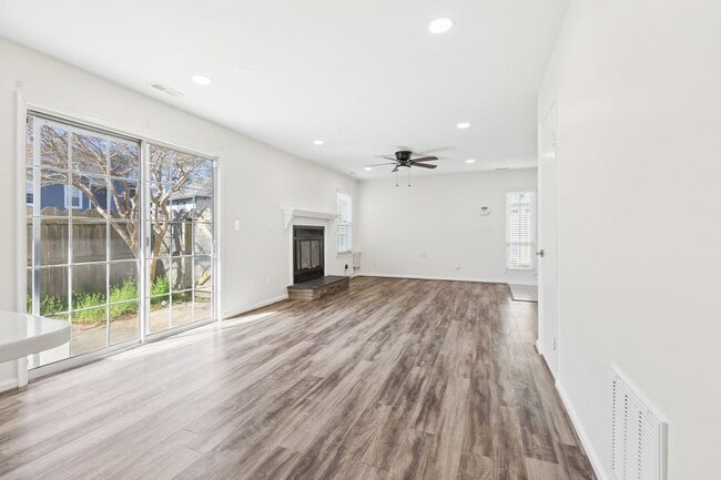 Building Photo - Columbus Station Condo-Ready to move in